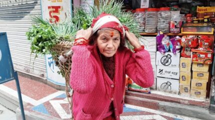 ५४ वर्षीय पवित्राको संघर्ष: तरकारी बेचेरै उभ्याइन् चार तले घर