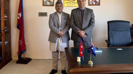 दलित आयोगका सदस्य पुर्कुटी र अष्ट्रेलियाकालागि नेपाली राजदूत पोखरेलबीच भेटवार्ता