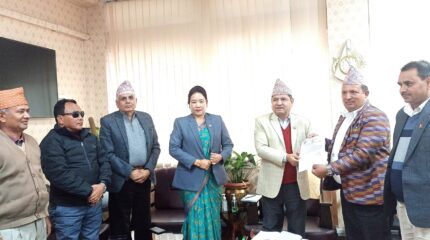 मन्त्रीलाई मन्त्रीको डेलिगेसन- लुमुघाटको पुल निर्माण र सडक निर्माण प्राथमिकतामा राख्न आग्रह