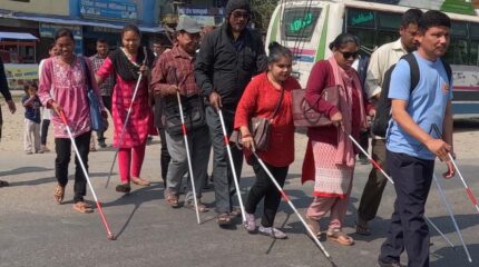 दृष्टिविहीनलाई बाटो देखाउँदै ‘गुगल’