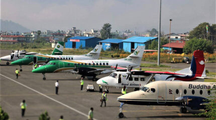 भाडा बढाएका वायुसेवा कम्पनीलाई कारवाही गर्न प्रधानमन्त्रीसँग माग
