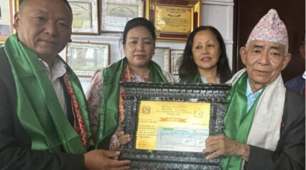 मदन पुरस्कार विजेता इङनामलाई आठराई गाउँपालिकाद्वारा दुई लाख रुपैयाँसहित सम्मान