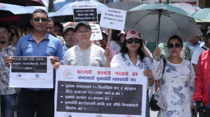 सुनमा लगाइएको विलासिता कर खारेजीको माग गर्दै व्यवसायीको प्रदर्शन