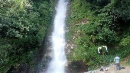 पर्यटकीय गन्तव्य बन्दै गाईखुरे झरना