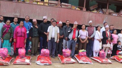 छथर गाउँपालिकाद्वारा ७० विपन्न परिवारलाई खाद्यान्न वितरण