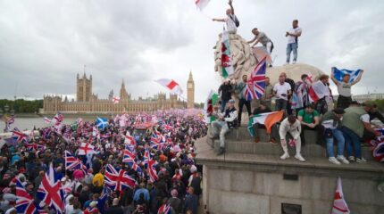 बेलायतमा यसरी बढिरहेको छ आप्रवासी विरोधी अभियान ?