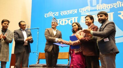 रास्वपा र विवेकशील साझाबीच एकता घोषणा, ५ बुँदे सहमतिमा हस्ताक्षर