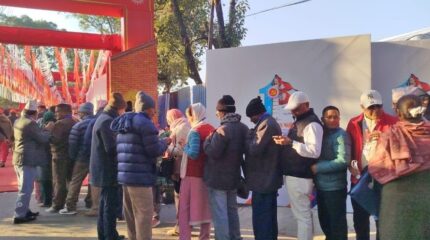 एमाले महाधिवेशन : विद्युतीय मेसिन बिग्रिएपछि मतदानमा ढिलाइ, प्रतिनिधिहरु लाइनमा