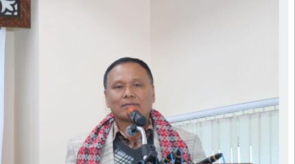 सडक मर्मतमा ढिलाइ गरिए निर्माण व्यवसायीले ‘पेनाल्टी’ तिर्नुपर्ने हुन्छः मन्त्री घिसिङ