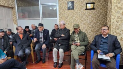 शेखर कोइरालाले गरे आफूनिकट नेताहरूसँग छलफल