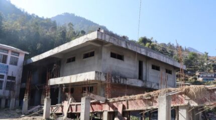 धवलागिरी अस्पताल भवन निर्माणमा तीन पटक म्याद थप गर्दा आधा काम