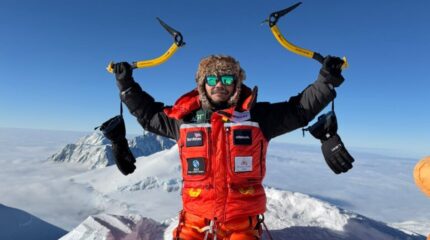 अपाङ्गता भएका हरि बुढा मगर आरोहण गरे माउन्ट भिन्सन